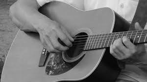 tocando guitarra